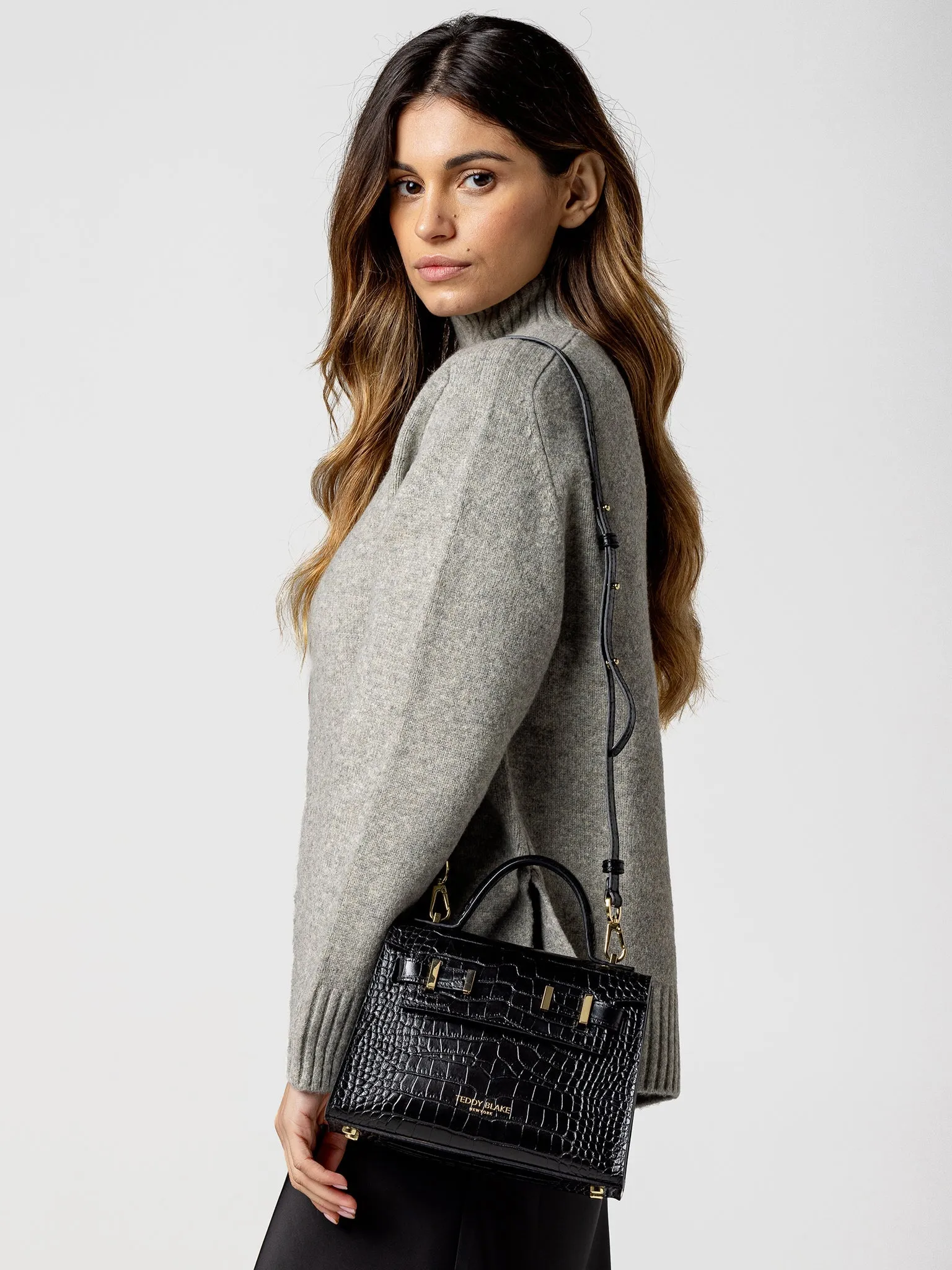 Ava Croco  9 - Black